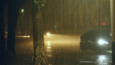 下大雨图片